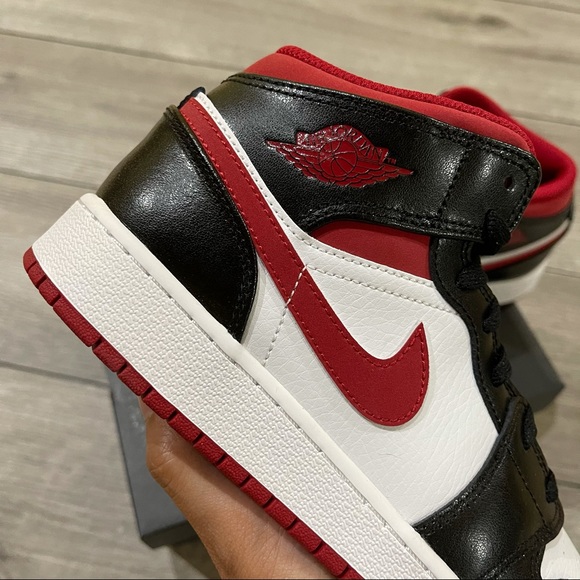 Air Jordan 1 Mid GS Gym Red - Picture 2 of 8